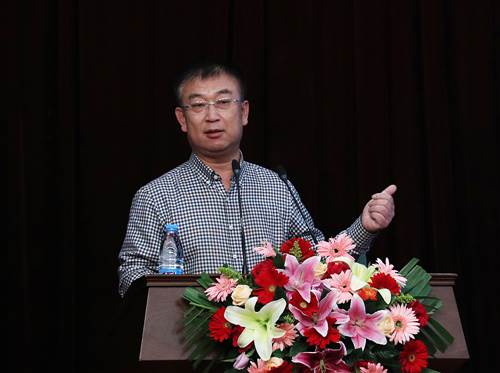 黑龙江中医药大学孟祥才教授作题为《选择适宜的品种是中药材产业健康